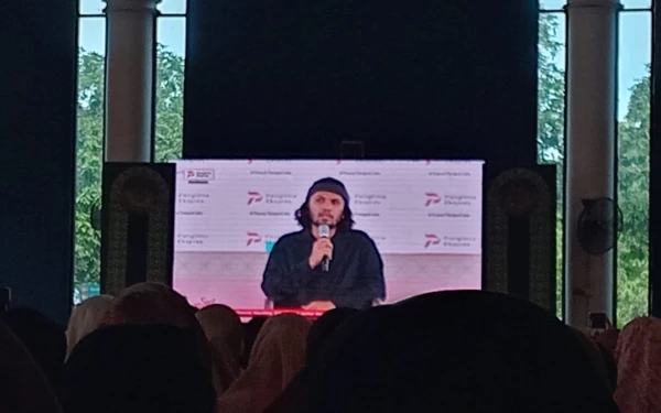 Thumbnail Berita - Masjid al-Akbar Dipenuhi 40 ribu Jemaah, Ustaz Hanan Attaki Ajak "Caper ke Langit"