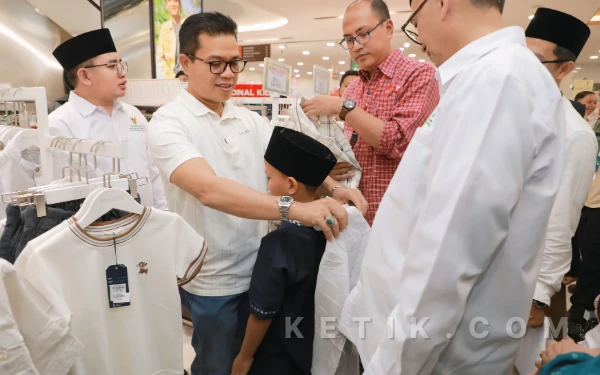 Thumbnail Berita - Bupati Banudung Ajak Ratusan Anak Yatim Beli Baju Lebaran