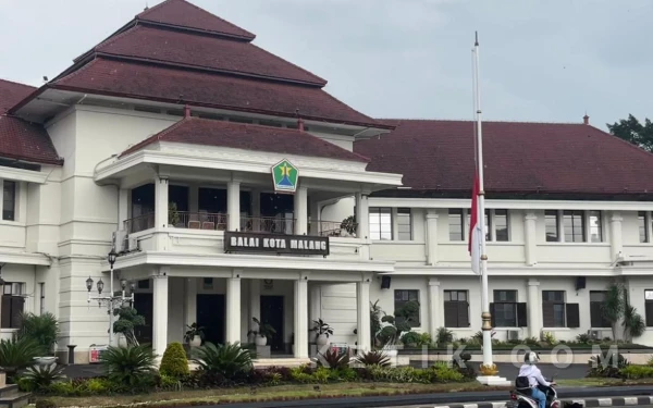 Thumbnail Berita - Duka Mendalam, Balai Kota Malang Kibarkan Bendera Setengah Tiang untuk Try Sutrisno