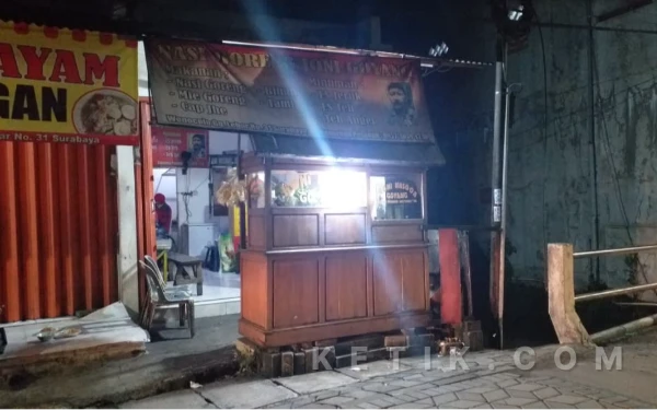 Thumbnail Berita - Nasi Goreng Joni Goyang di Wonocolo Surabaya, Legendaris dan Bikin Nagih