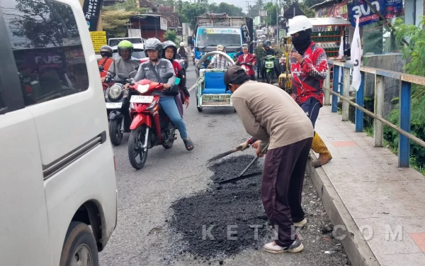 Thumbnail Berita - Video Viral Sebut Jembatan Koncer Ambruk, Pemkab Bondowoso Tegaskan Itu Hoaks