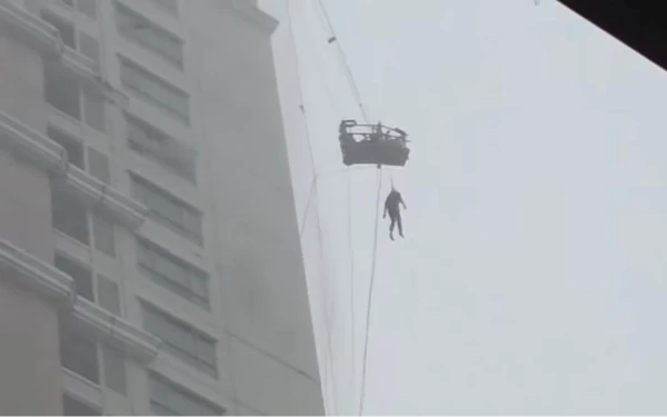 Thumbnail Berita - Petugas Pembersih Kaca  Apartemen di Surabaya Terombang-ambing di Ketinggian Saat Angin Kencang