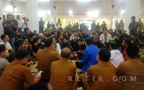 Thumbnail Berita - Mahasiswa Lebak Desak Bupati Hadiri Dialog, Aksi Unjuk Rasa Memanas