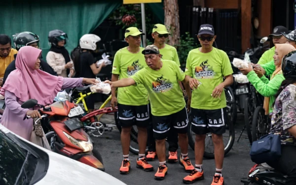 Thumbnail Berita - Komunitas Gowes Arek Suroboyo Bagi-Bagi Takjil saat Ngabuburit di Jalan