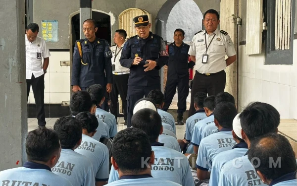 Thumbnail Berita - Jaga Ketertiban Bulan Ramadan, Rutan Situbondo Sidak Blok Hunian