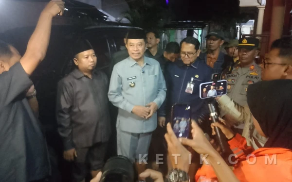 Thumbnail Berita - Bupati Bondowoso Abdul Hamid Wahid Sidak Banjir Wonosari, Drainase Permanen Jadi Perintah Tegas