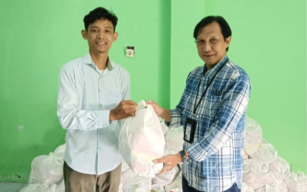 Thumbnail Berita - Peduli Sesama di Bulan Suci, BRI Jombang Tebar 1.500 Paket Sembako