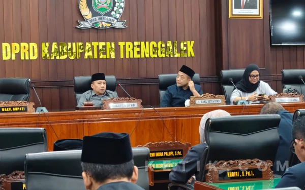 Thumbnail Berita - Bupati Trenggalek Tanggapi PU Fraksi Atas Raperda Jaminan Sosial dan Ketenagakerjaan