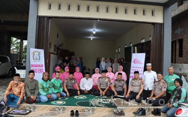 Thumbnail Berita - Polres Kendal Gandeng Ojol Sambangi Ponpes Al-Hidayah, Bagikan 250 Paket Takjil untuk Santri