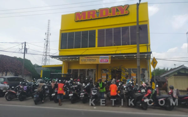 Thumbnail Berita - Izin Mr D.I.Y Jombang Jadi Alarm, Reformasi Birokrasi Perizinan Bupati Warsubi Dipertanyakan