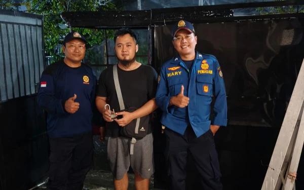 Thumbnail Berita - Warga Jember Sempat Terkunci di Rumah Sendiri saat Berbuka, Gembok Pagar Tak Bisa Dibuka