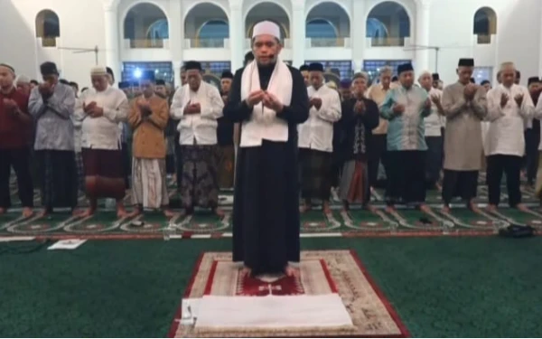 Thumbnail Berita - Sang Pendiri Masjid Al Akbar Wafat! Ratusan Jemaah Salat Gaib Doakan Almarhum Try Sutrisno