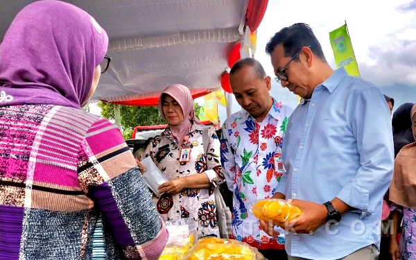 Thumbnail Berita - Tekan Inflasi, Pemkot Batu Jual Beras SPHP Rp55 Ribu di Pasar Murah Bulukerto