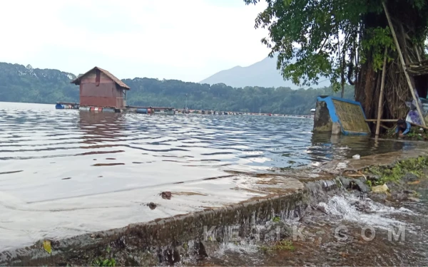 Thumbnail Berita - Air di Danau Ranu Pakis Klakah, Dua Hari Terakhir Mulai Meluber Ke Tepi Jalan