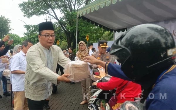 Thumbnail Berita - REI Komisariat Gresik Bagikan Seribu Paket Takjil, Wakil Bupati Hadir Beri Apresiasi