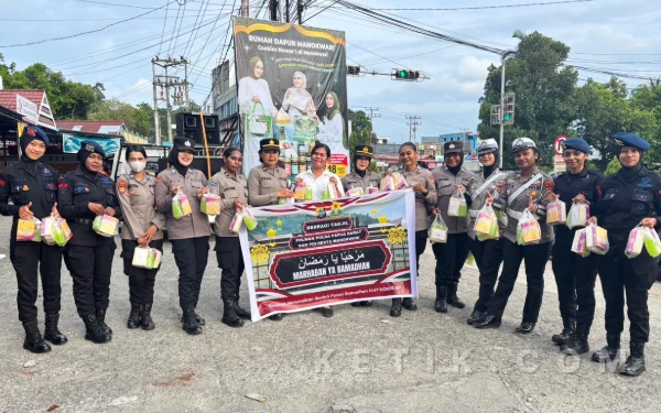 Thumbnail Berita - Ramadan 1447 H, Polwan Polda Papua Barat dan Polresta Manokwari Gelar Bagi-bagi Takjil