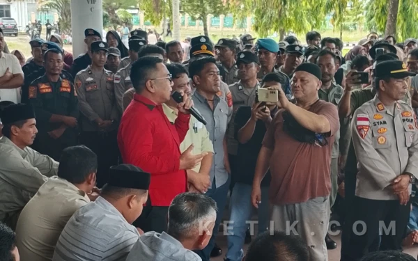 Thumbnail Berita - Massa Kepung Kantor DPRK Aceh Singkil, Ini Tuntutannya