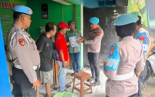 Thumbnail Berita - Tak Ragu Sampaikan Aduan, Sipropam Polres Bangkalan Kenalkan QR Code Dumas di Terminal