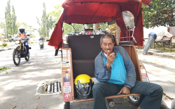 Thumbnail Berita - Dulu Berjaya, Kini Bambang Tidur di Atas Becak Listrik Menanti Penumpang di Stasiun Malang
