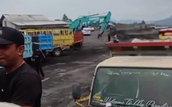 Thumbnail Berita - Beredar Video Tambang Pasir di Lumajang Digrebek dan Dipolice Line Mabes Polri