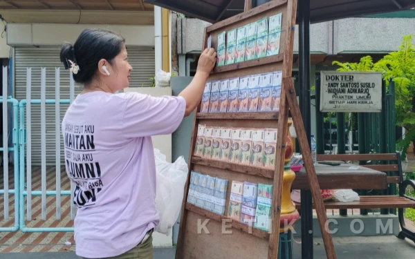 Thumbnail Berita - Jelang Lebaran, Jasa Tukar Uang Baru di Kota Madiun Mulai Berjejeran di Sepanjang Jalan