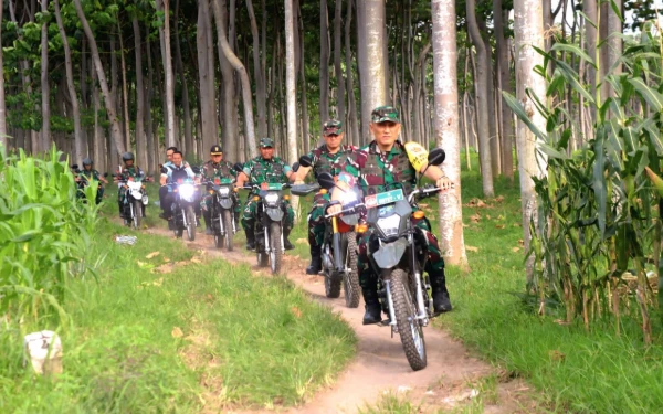 Thumbnail Berita - Tinjau TMMD Ke-127 Kediri, Tim Wasev Mabesad Apresiasi Progres Sasaran Pembangunan