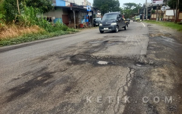 Thumbnail Berita - Jalan Nasional di Lebak Kerap Rusak di Titik yang Sama, Warga Pertanyakan Kualitas Perbaikan