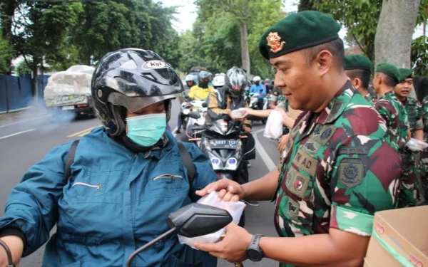 Thumbnail Berita - Tebar Kebaikan di Bulan Berkah, Prajurit dan Persit Yonbekang 2 Kostrad Bagikan Takjil Gratis