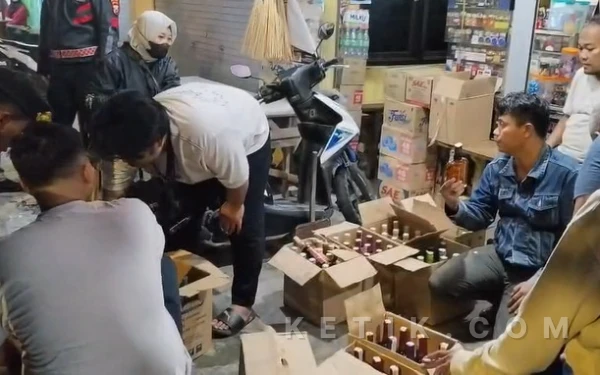 Thumbnail Berita - Razia Warkop saat Ramadan, Polisi Sita Ratusan Botol Miras di Bangkalan