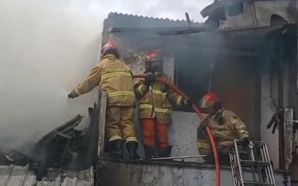 Thumbnail Berita - Kebakaran Rumah dan Tempat Usaha di Jalan Rembang Purwodadi, Api Berhasil Dipadamkan