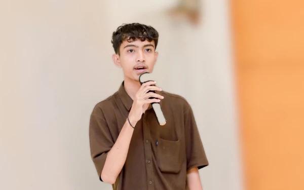 Thumbnail Berita - Mengenal Hengki Fernando, Mahasiswa UINSA yang Aktif Berprestasi dan Menggerakkan Diskusi Intelektual