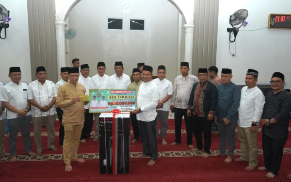 Thumbnail Berita - Safari Ramadan di Masjid Al Falah, Wabup Asahan Salurkan Uang Tunai dan Paket Sembako