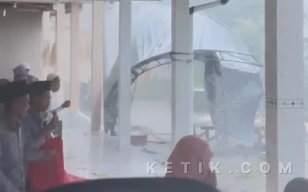 Thumbnail Berita - Puting Beliung Disertai Hujan Terjang Desa Sejati Sampang, Sejumlah Rumah Terdampak