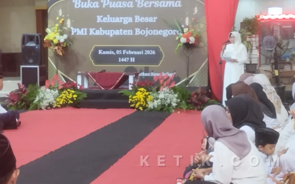 Thumbnail Berita - Ketua PMI Bojonegoro Ninik Susmiati Gelar Bukber dan Santuni Dhuafa