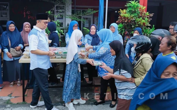 Thumbnail Berita - Momen Ramadan Dinas Arpus Cilacap Berbagi Ratusan Nasi Box