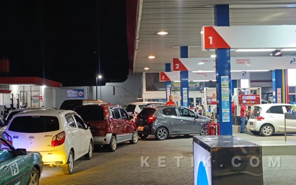 Thumbnail Berita - Isu BBM Tinggal 23 Hari Picu Antrean Panjang Warga Jember di SPBU