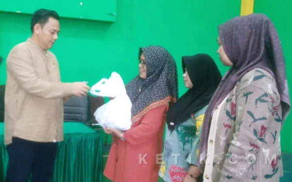 Thumbnail Berita - Waka DPRD Kabupaten Bandung Turun Langsung dan Beri Cashback ke Warga