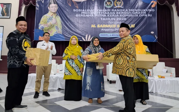 Thumbnail Berita - Jadi Fondasi Indonesia Emas, Sarmuji Dorong Akselerasi Program MBG Presiden Prabowo Subianto