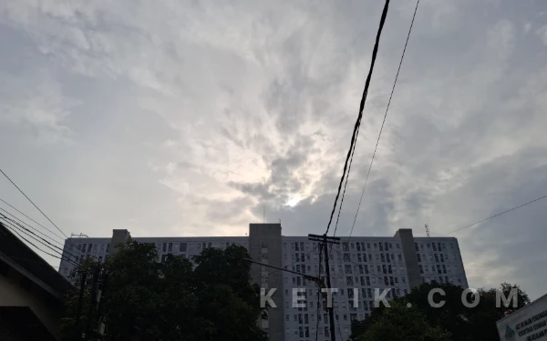 Thumbnail Berita - BMKG Rilis Prakiraan Cuaca Jumat, 6 Maret 2026: Jakarta Berawan, Kupang Hujan Ringan