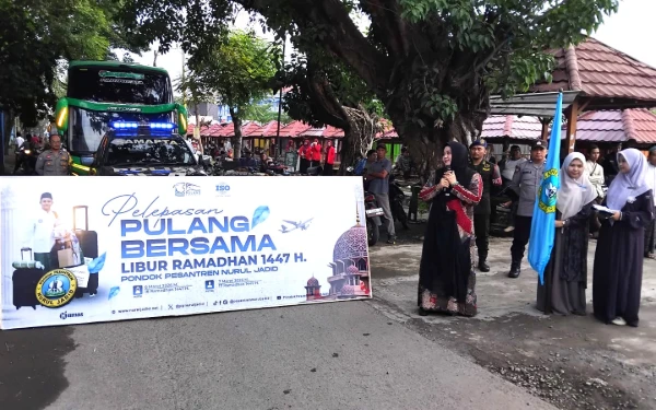 Thumbnail Berita - Lepas Ribuan Santri Mudik, Ning Iah Bekali Lima Lima Hal Utama Saat Pulang Kampung