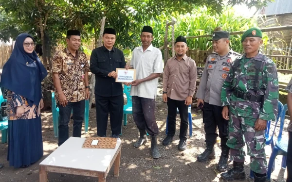 Thumbnail Berita - Gubernur Sulsel Salurkan Bantuan bagi 9 Rumah Korban Angin Puting Beliung di Takalar