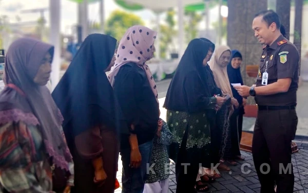 Thumbnail Berita - Kejari Batu Hadir untuk Warga, Gelar Pasar Murah dan Santunan Lansia di Kota Batu