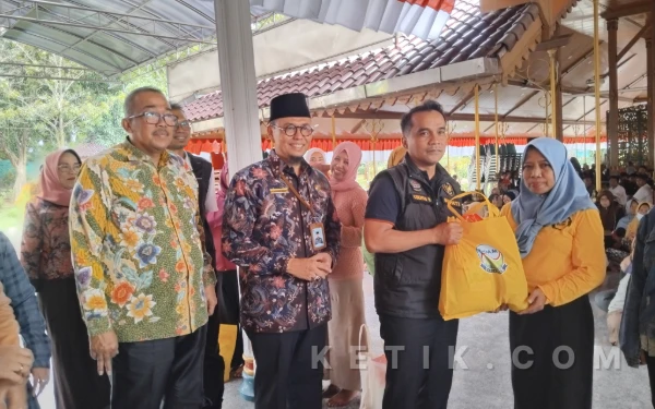 Thumbnail Berita - Bupati Bangkalan Salurkan Ratusan Paket Sembako untuk Pasukan Kuning di Bulan Ramadan