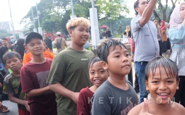 Thumbnail Berita - Bupati Subandi dan Sekda Fenny Pimpin Bagi 75 Ribu Takjil ASN, Masyarakat Sambut Bersemangat