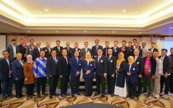 Thumbnail Berita - Gubernur Khofifah Tekankan Pentingnya Penguatan Jejaring, Strategi dan Kolaborasi Alumni Unair