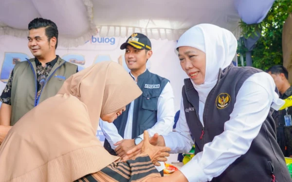 Thumbnail Berita - Gubernur Khofifah Pastikan Harga Bahan Pokok Tetap Stabil di Pasar Murah Tuban