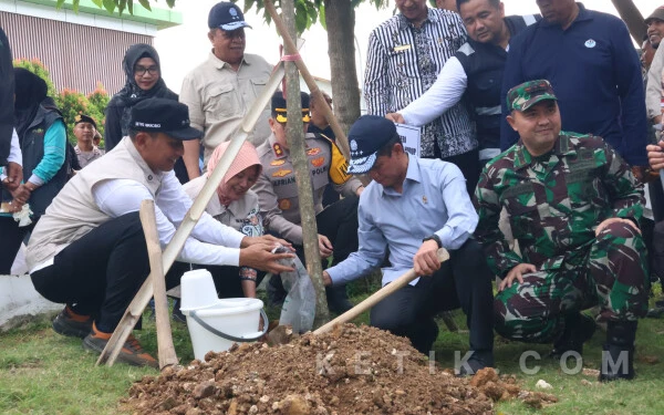 Thumbnail Berita - Bupati Setyo Wahono Dampingi Menteri Lingkungan Hidup Pimpin Korve Kebersihan di Pasar Wisata Bojonegoro