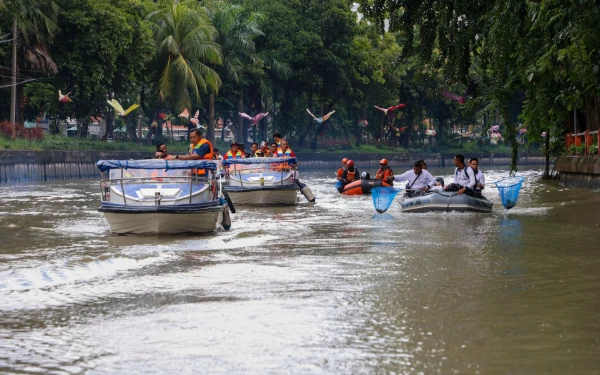 Thumbnail Berita - Ribuan Warga Surabaya Kompak Kerja Bakti Bersihkan Kalimas, Eri Cahyadi: Ini Bagian Jaga Lingkungan