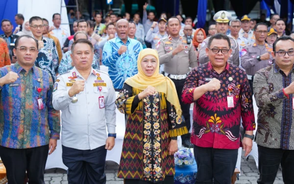 Thumbnail Berita - Gubernur Khofifah Didampingi Kadishub Jatim Serahkan Truk Hasil Normalisasi Dimensi