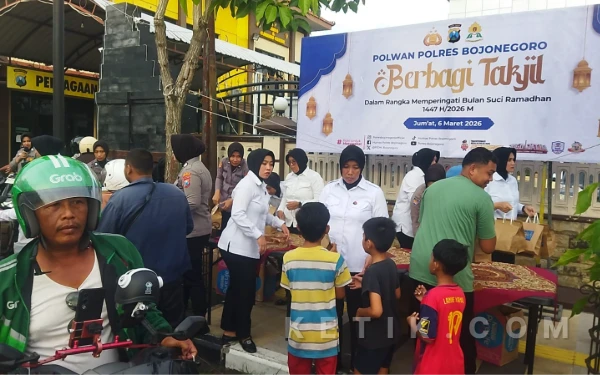 Thumbnail Berita - Srikandi Polres Bojonegoro Bagikan Ratusan Takjil untuk Pengguna Jalan